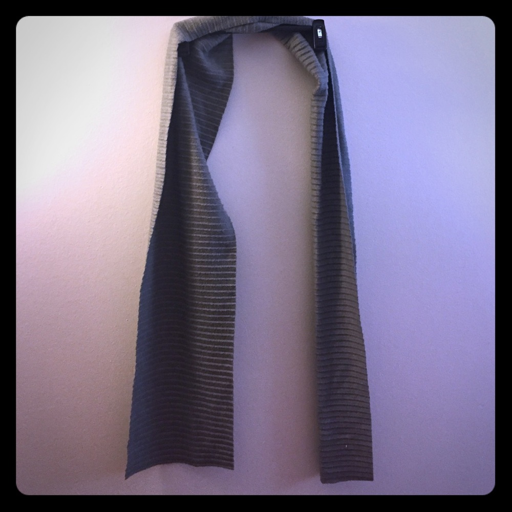 Gray pleated scarf