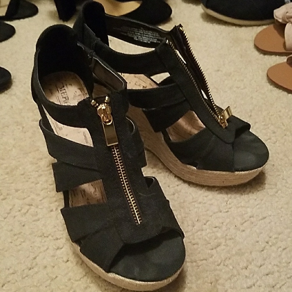 Black Wedges