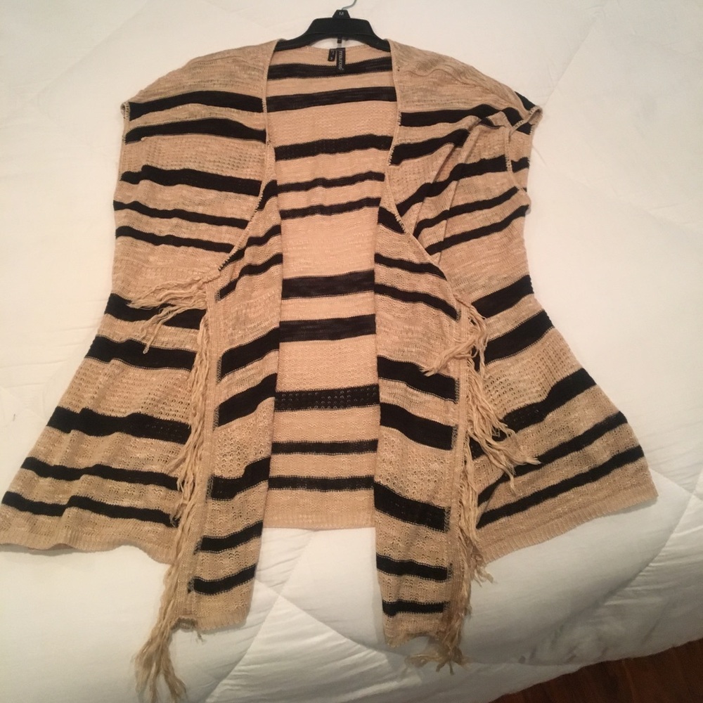 Light sleeveless sweater with fringe detail