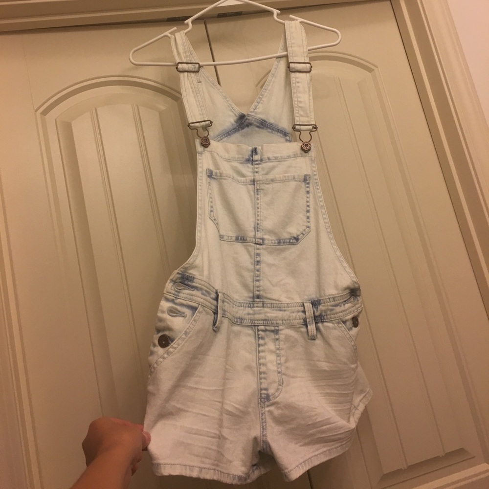 Blue jean overall shorts!!