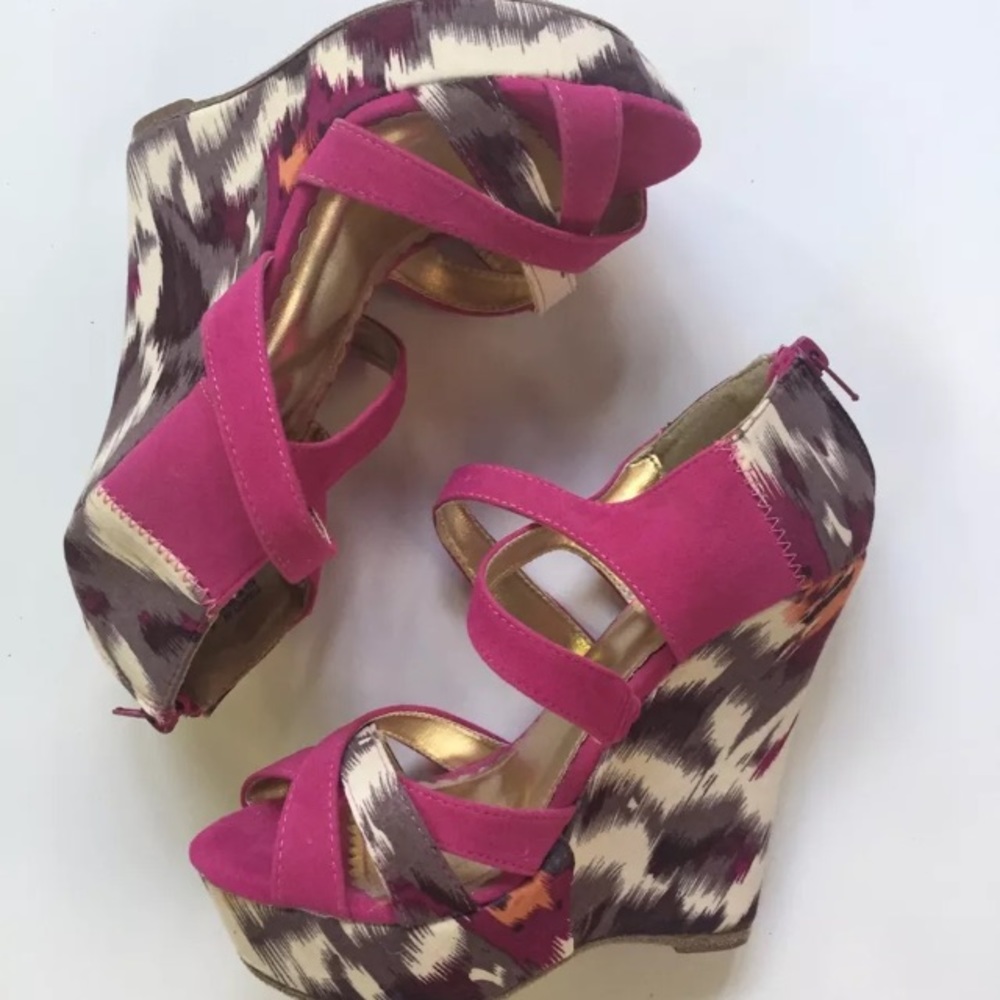 NEW Bamboo Sueded CrossWrap Platform Wedge 6