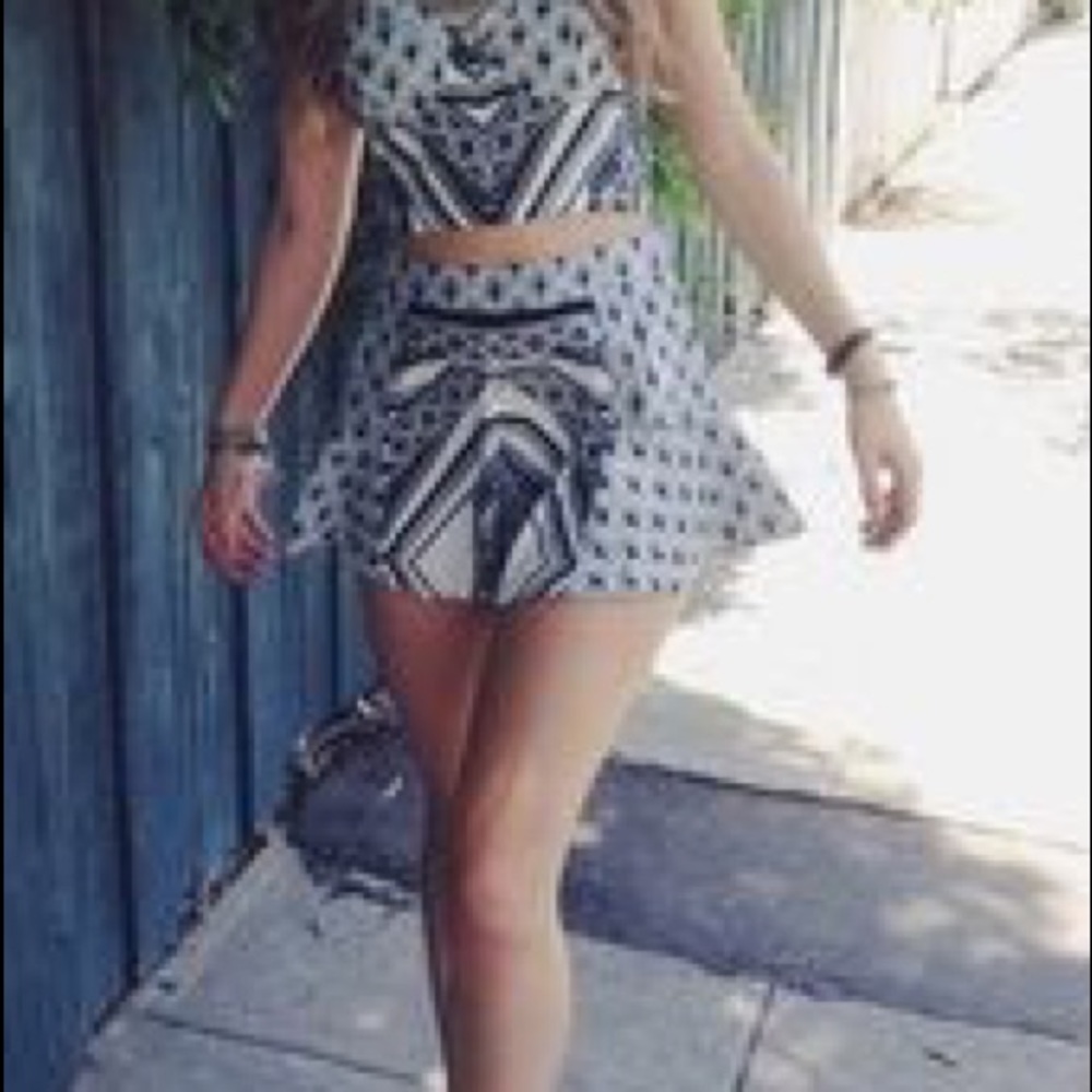 LF flowy shorts black print size XS