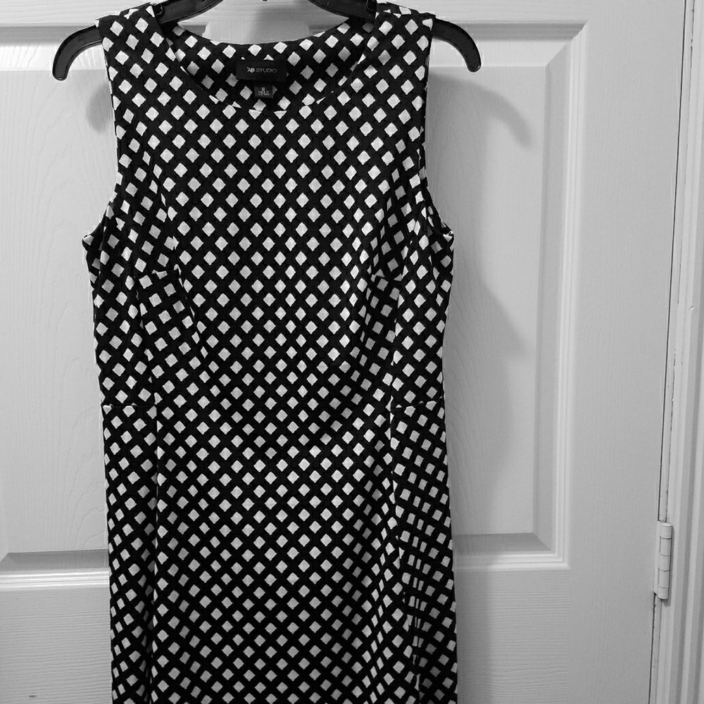 Black and white pattern slip on dress.