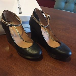 Black wedges with snake skin print straps