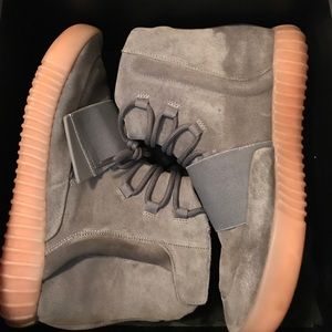 I'm selling Yeezy 750s size 12