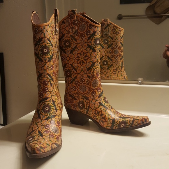 boots - Picture 2 of 3