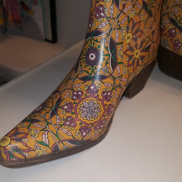 boots - Picture 3 of 3