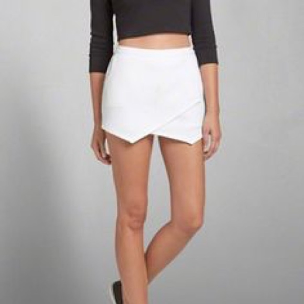 🆕Abercrombie & Fitch White Skort ✨