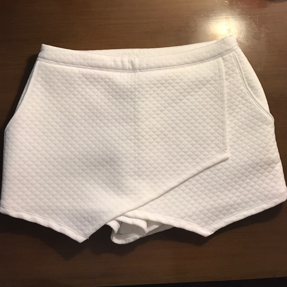 🆕Abercrombie & Fitch White Skort ✨ - Picture 2 of 5