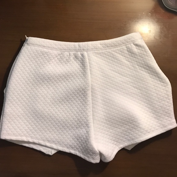 🆕Abercrombie & Fitch White Skort ✨ - Picture 3 of 5