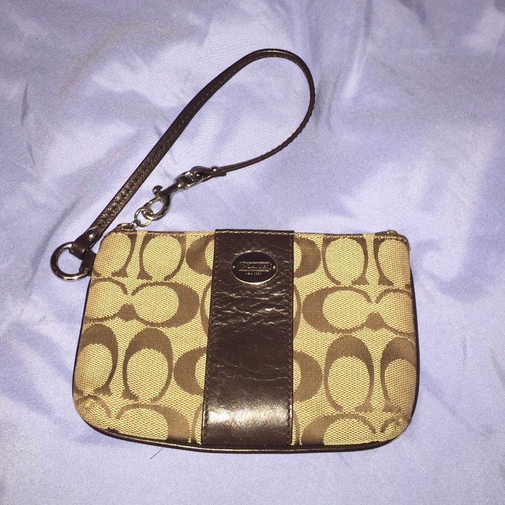 👛 Coach Signature Print and Leather Wristlet 👛