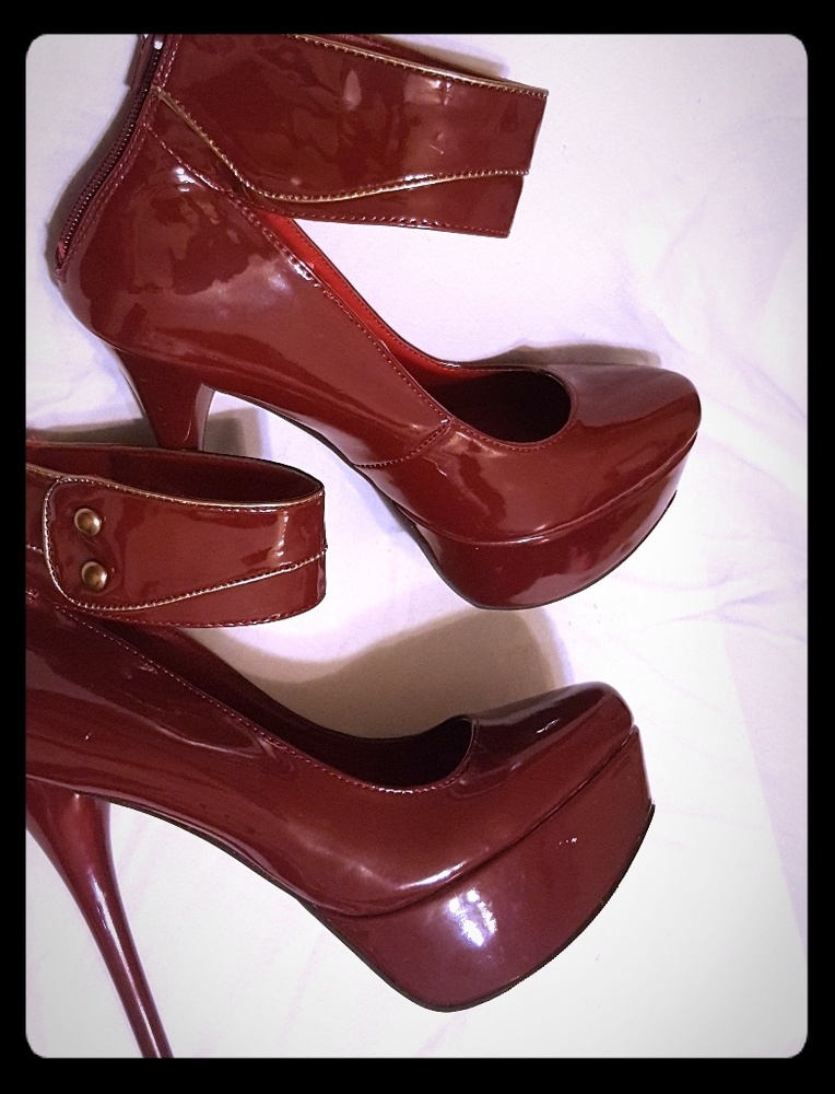 Modern Maroon Heels w/ Ankle Strap in Gold trim