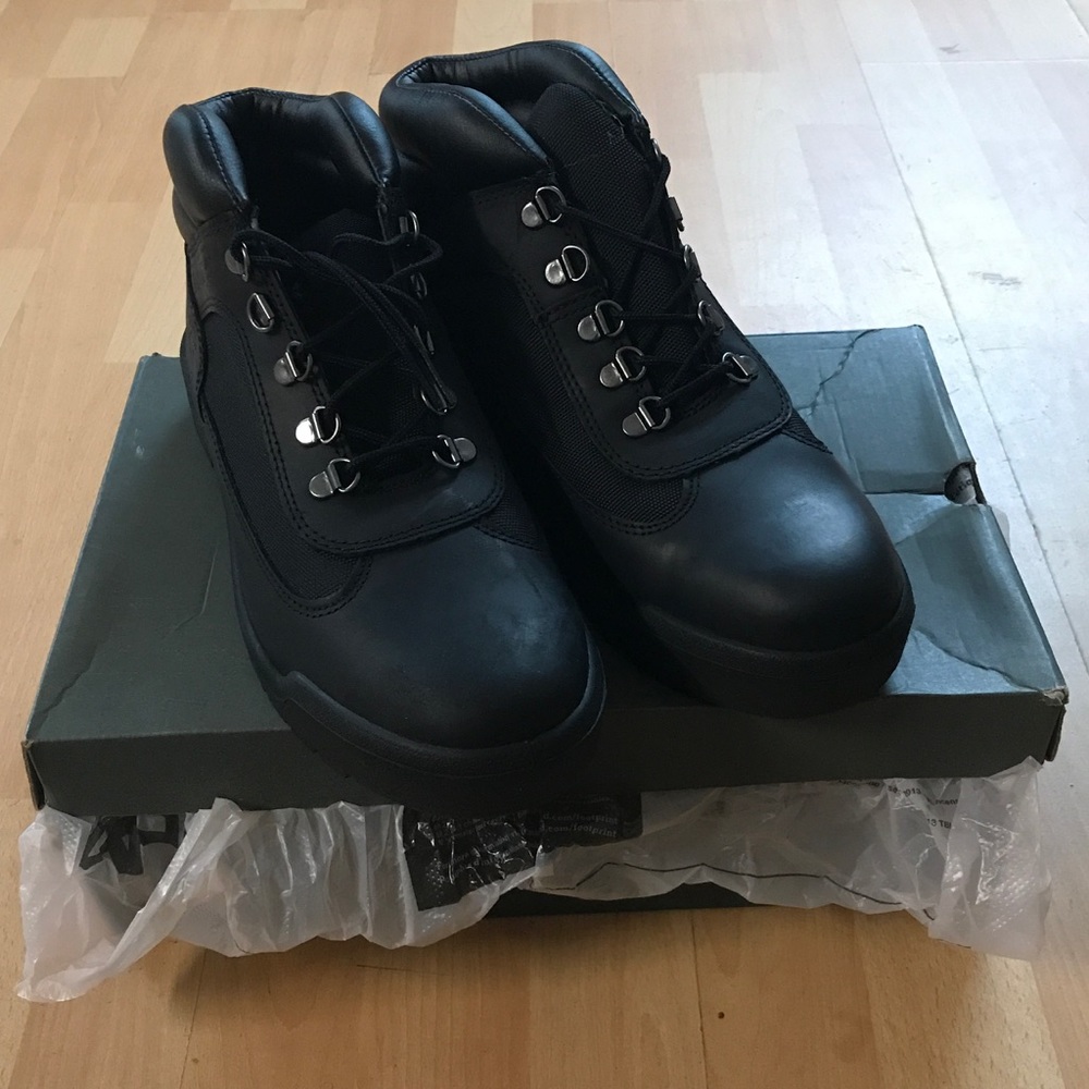 Size 9.5 Men's Timberlands in great condition !