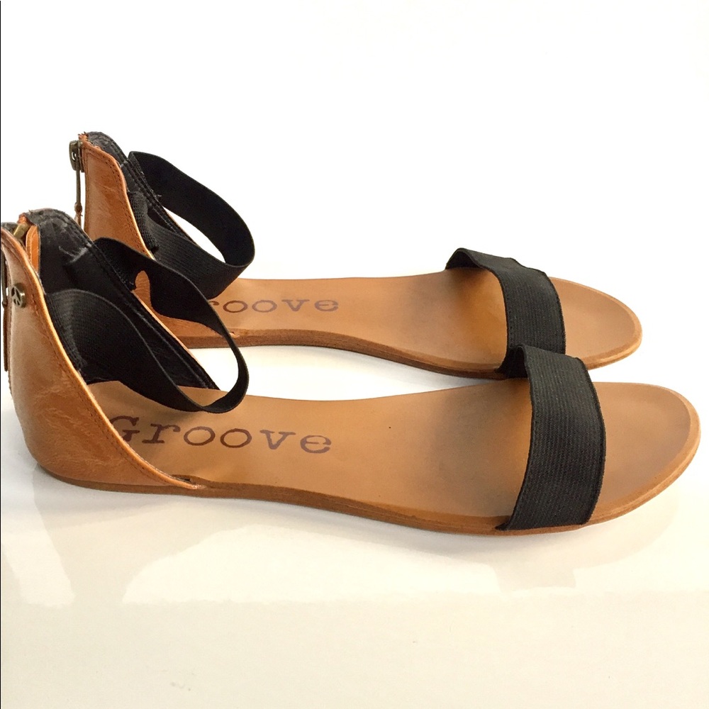 Groove Strappy Sandals with Zipper size 8