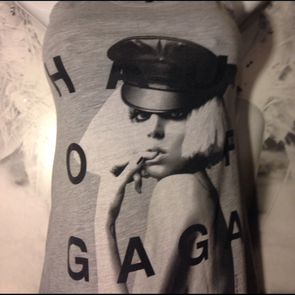 Lady gags tank - Picture 2 of 4