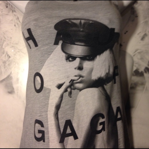 Lady gags tank - Picture 2 of 4