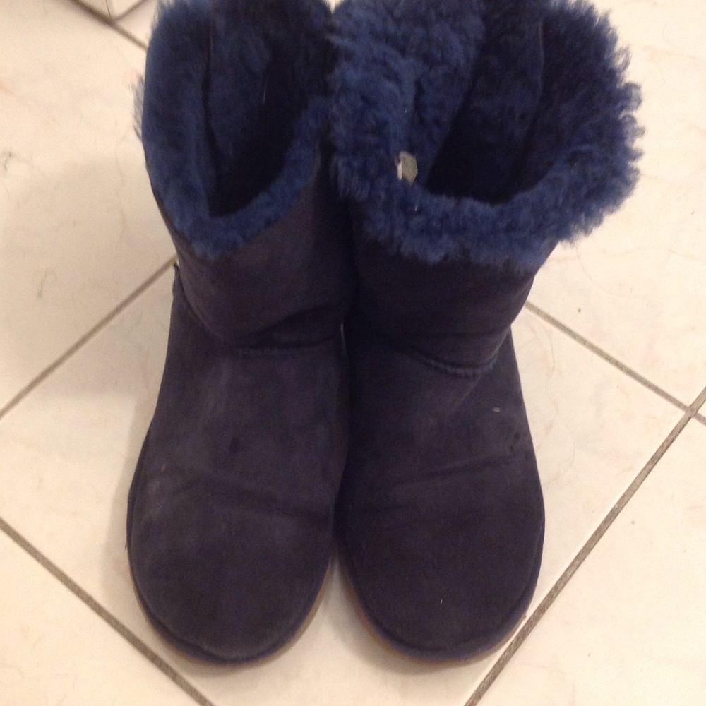 Bailey bow uggs used no wholes no smell
