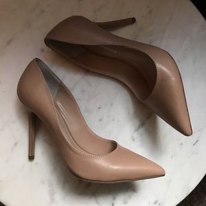 Nude pumps