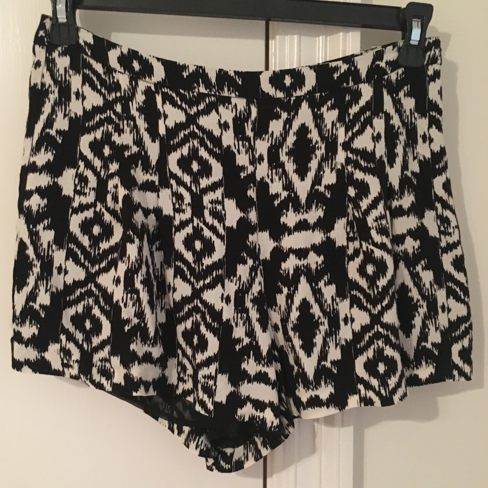 Black and White tribal Gianni Bini shorts