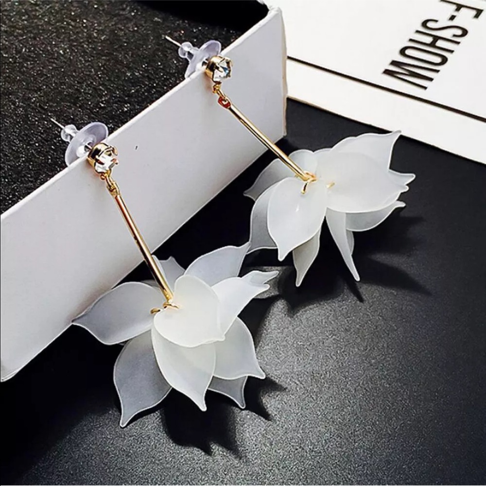 💕White clear earrings💕