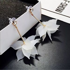 💕White clear earrings💕