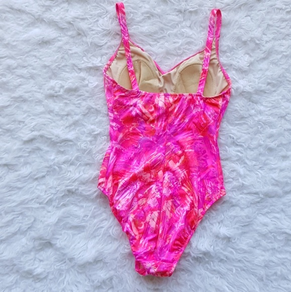 Katy Ireland Got Pink One Piece - Picture 5 of 8