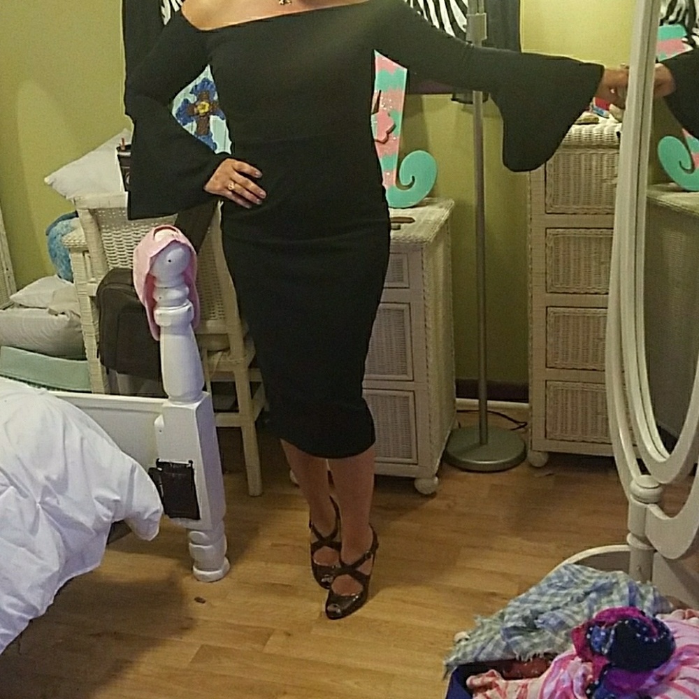 BEAUTIFUL Bell sleeve Dress🖒Bundle and save 15%
