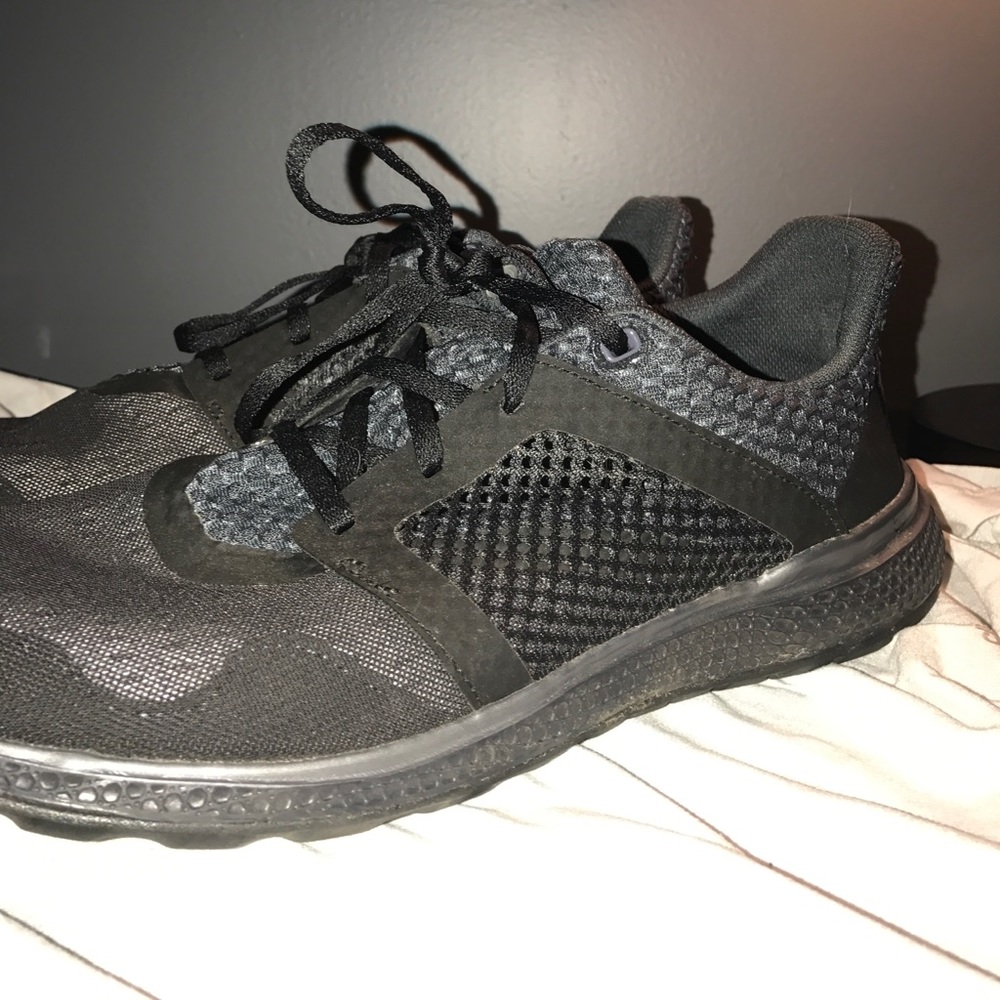 All black adidas energy bounce.