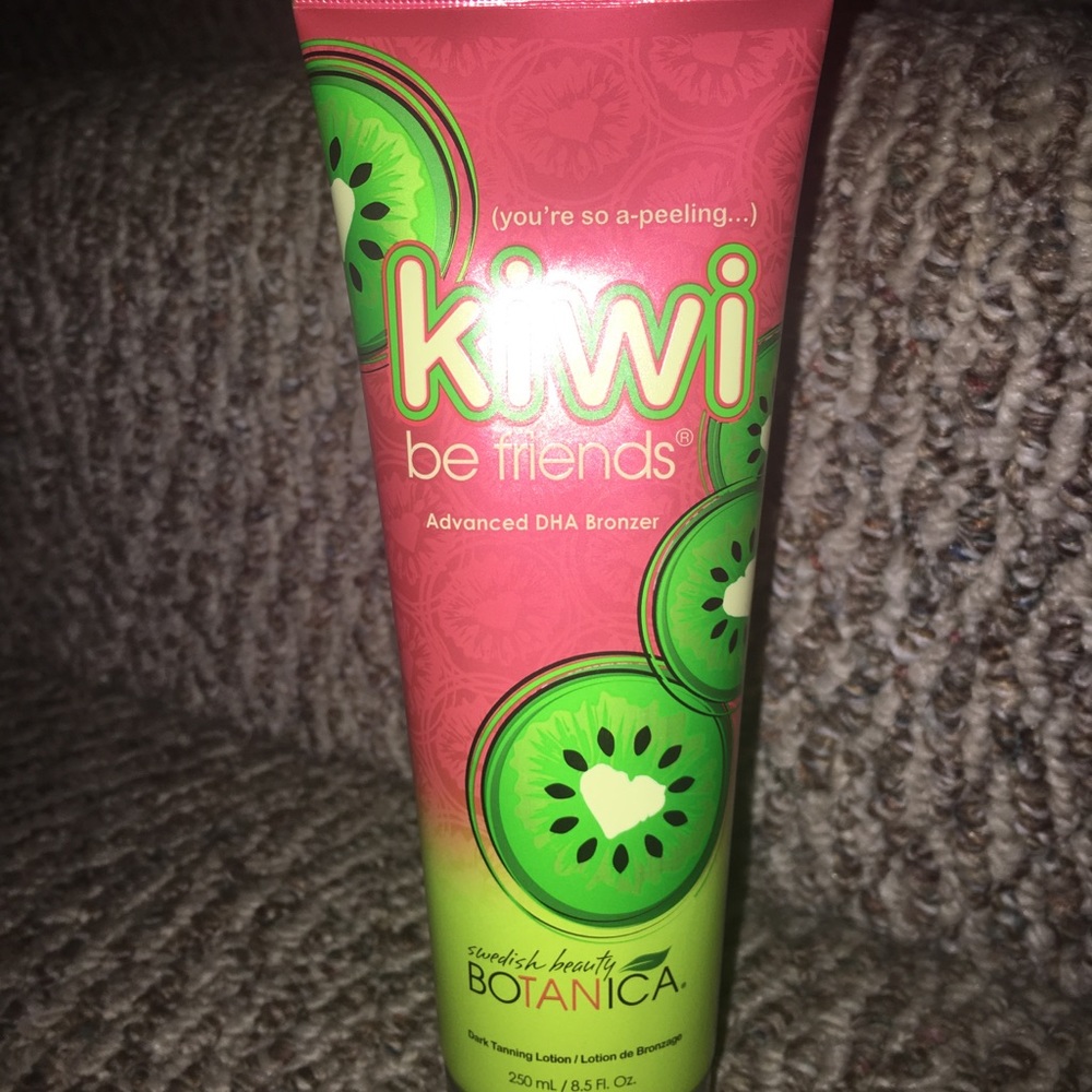 Swedish Beauty Kiwi Be Friends