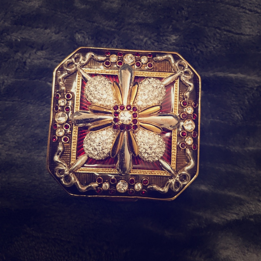 Joan rivers keepsake box/earrings/brooch(pin)