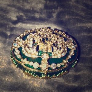 Joan rivers keepsake Box/earrings/brooch(pin)