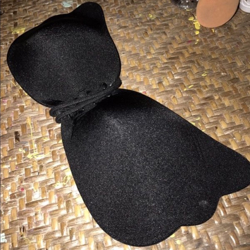 Adhesive bra