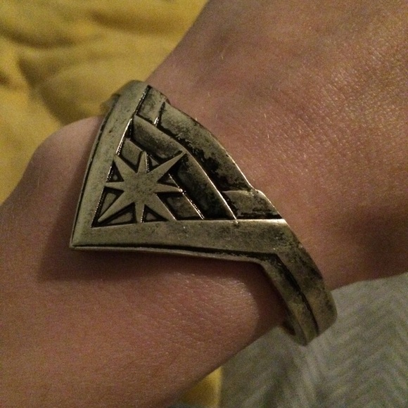 Wonder Woman Tiara Bracelet Bangle Cuff Gold - Picture 6 of 7
