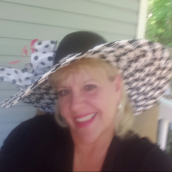 Meet your Posher, Donna - Picture 2 of 3