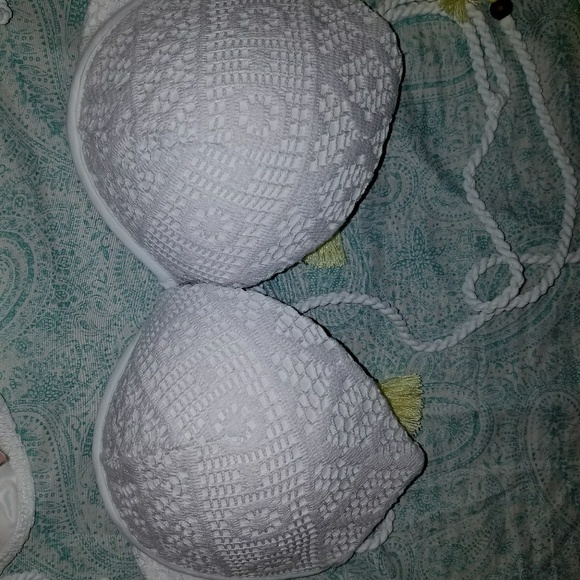 LOVELY WHITE VICTORIA'S SECRET PUSH UP BIKINI - Picture 2 of 5