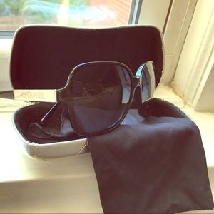 Chanel Collection Miroir Black sunglasses.