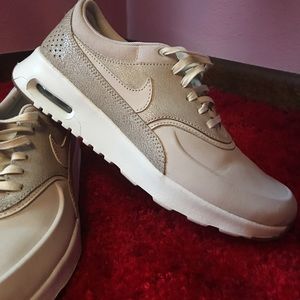 Tan Nike air max Thea