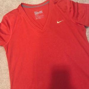 Nike shirt NWOT Priced to sell😃