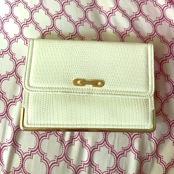 ⚜️CLASSY WHITE CLUTCH ⚜️ - Picture 1 of 6