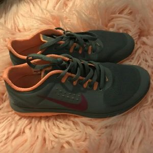 NIKE FITSOLE SNEAKERS