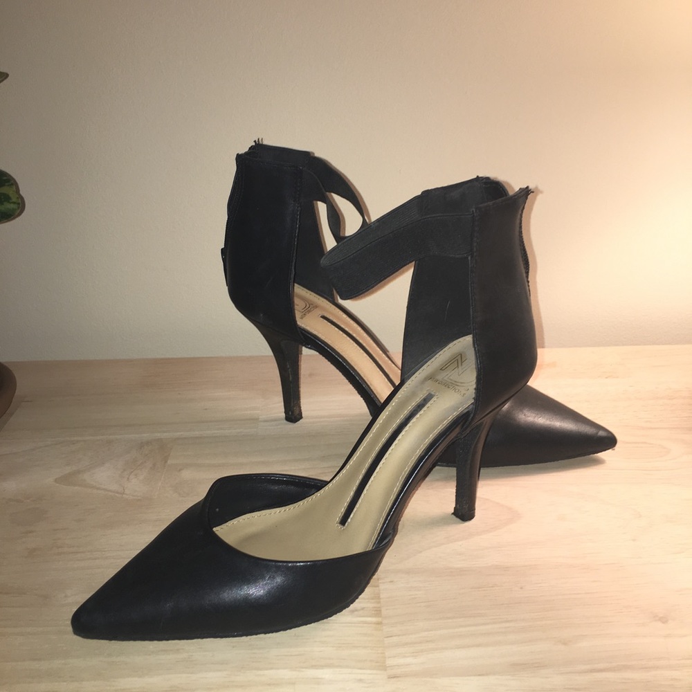 New Directions black pumps