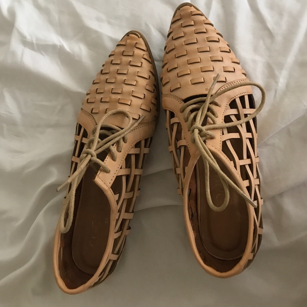 Pointed woven oxfords