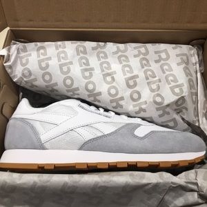 NWB Classic Leather Reeboks with Gum Sole