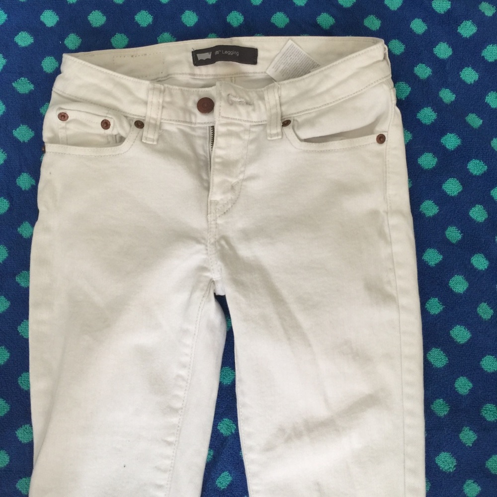 White Levi's jeans