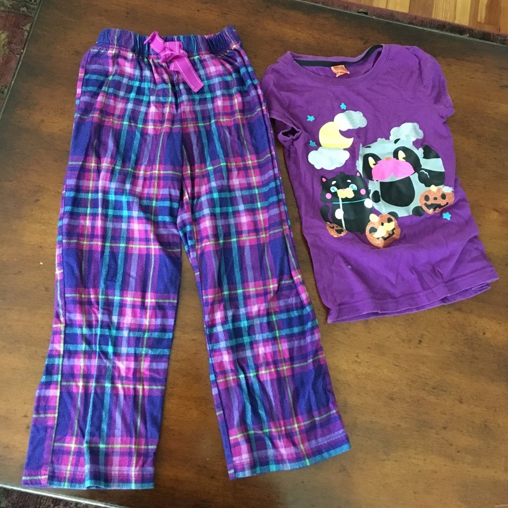2 pyjamas  size 6 years
