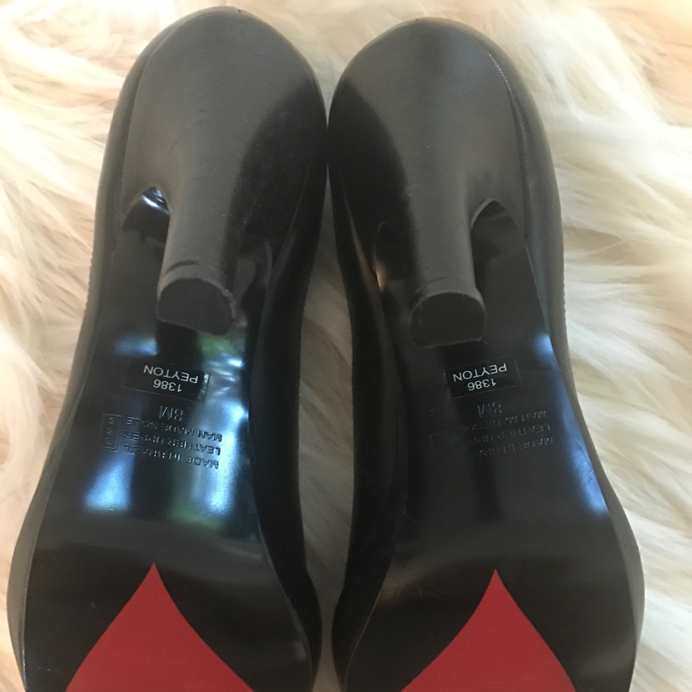 Sexy black pumps with Red heart on the sole