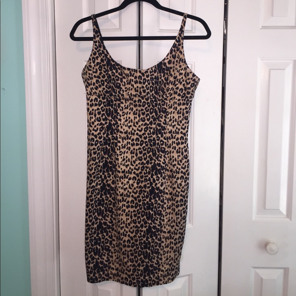 Slim-fitting cheetah print dress
