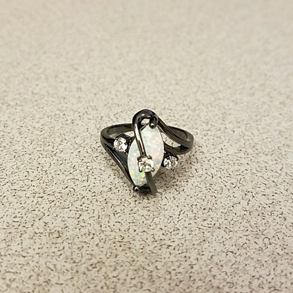 New synthetic oval ring size 8