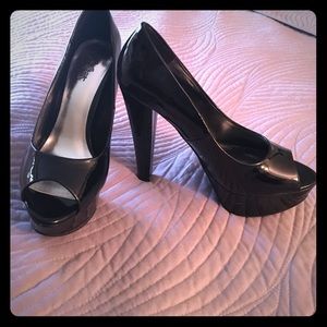 Black platform peep-toe pumps