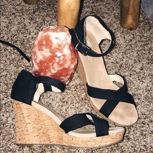 BASICALLY BRAND NEW Black Toms Wedges